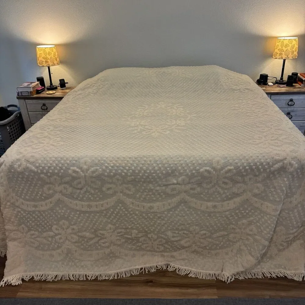 Hobnail Bedspread Chenille King Vtg 110x115 Medallion Farmhouse Ivory Fringe